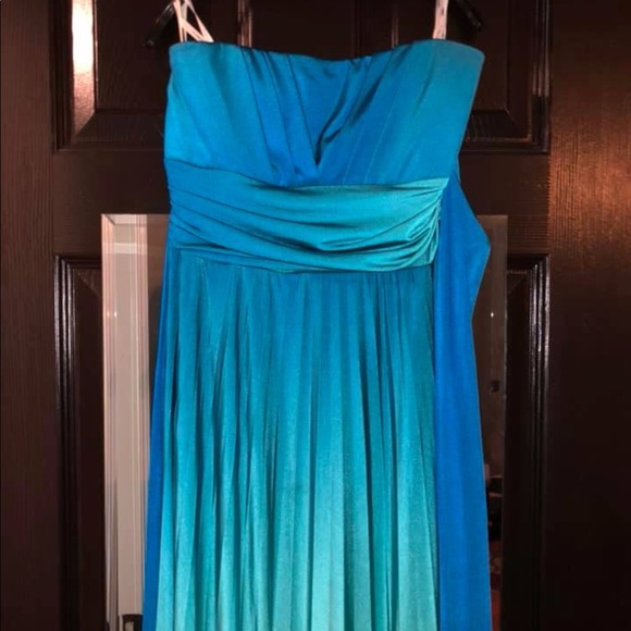 Prom dress - Picture 3 of 3